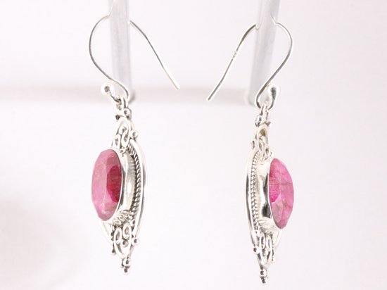 Opengewerkte zilveren oorbellen met robijn afbeelding 2