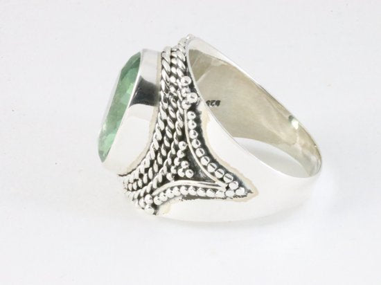 Bewerkte zilveren ring met groene amethist afbeelding 2