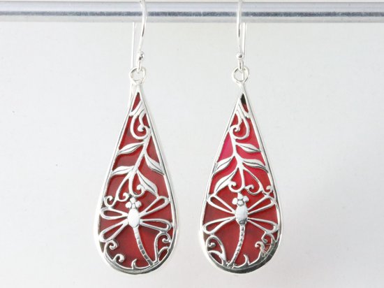 Lange druppelvormige zilveren oorbellen met libelle op rode koraal steen afbeelding 3