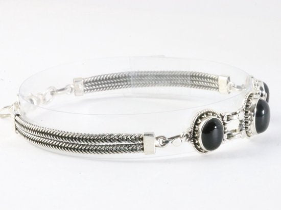 Bewerkte zilveren armband met onyx afbeelding 2