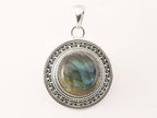 Bewerkte ronde zilveren hanger met labradoriet afbeelding 4