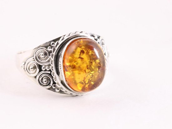 Bewerkte zilveren ring met amber afbeelding 1