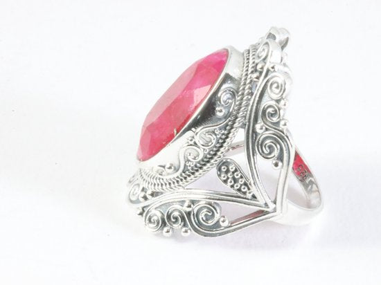 Grote bewerkte zilveren ring met robijn afbeelding 2