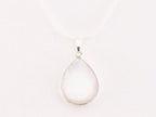 Druppelvormige zilveren hanger met parelmoer aan ketting afbeelding 4