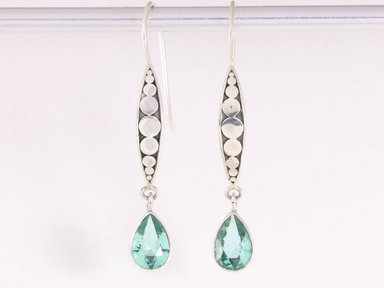 Lange bewerkte zilveren oorbellen met groene toermalijn afbeelding 4