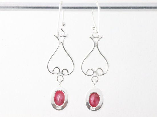 Lange zilveren oorbellen met robijn afbeelding 3