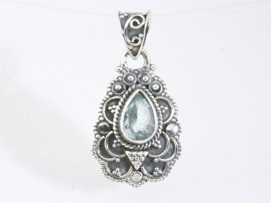 Traditionele bewerkte zilveren hanger met blauwe topaas afbeelding 4