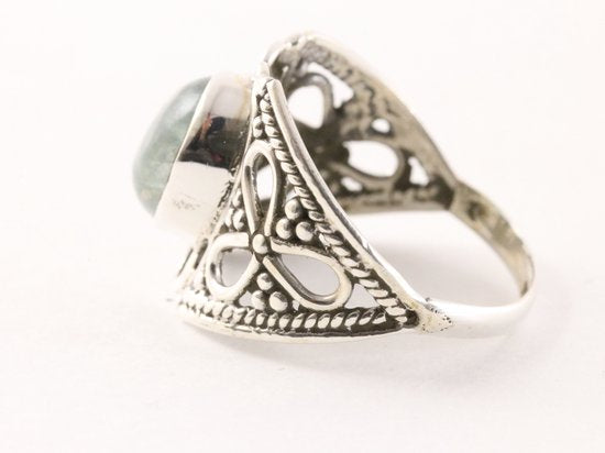 Opengewerkte zilveren ring met groene apatiet afbeelding 2