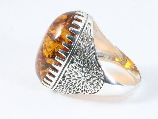 Zware bewerkte zilveren ring met amber afbeelding 2