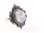 Bewerkte zilveren ring met regenboog maansteen afbeelding 1