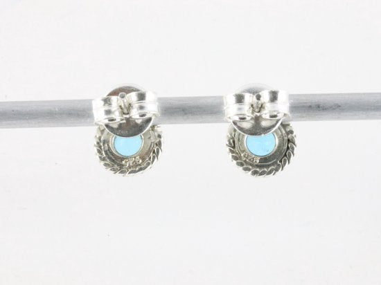 Fijne bewerkte ronde zilveren oorstekers met blauwe topaas afbeelding 3