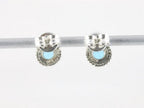 Fijne bewerkte ronde zilveren oorstekers met blauwe topaas afbeelding 3