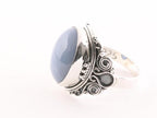 Bewerkte zilveren ring met blauwe opaal afbeelding 2