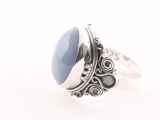 Bewerkte zilveren ring met blauwe opaal afbeelding 2