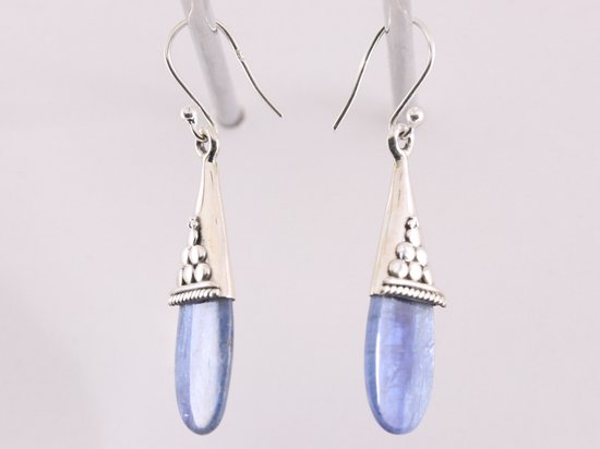 Bewerkte zilveren oorbellen met kyaniet afbeelding 2