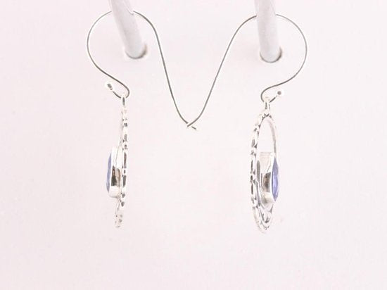 Ronde opengewerkte zilveren lotus oorbellen met blauwe saffier afbeelding 2