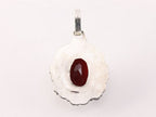 Bewerkte zilveren hanger met granaat afbeelding 3