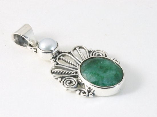 Opengewerkte zilveren hanger met smaragd en parel afbeelding 2