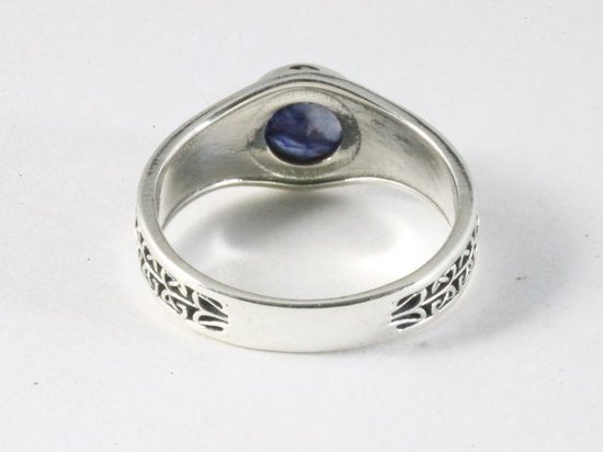 Bewerkte zilveren ring met blauwe saffier afbeelding 3