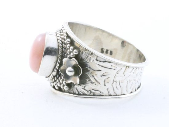 Bewerkte zilveren ring met roze opaal afbeelding 2