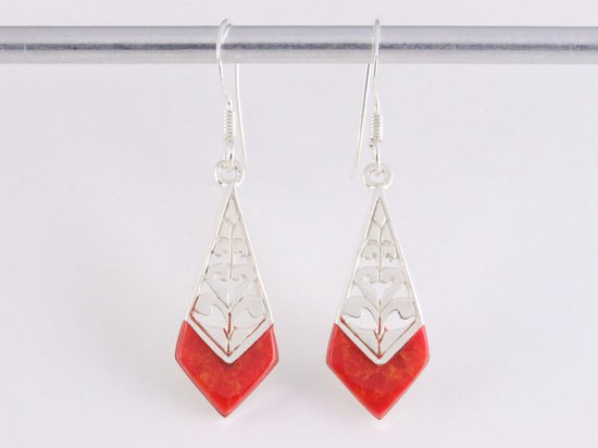 Opengewerkte zilveren oorbellen met rode koraal steen afbeelding 3