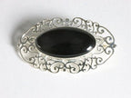Opengewerkte zilveren broche met onyx afbeelding 1