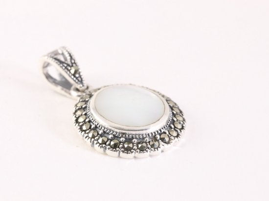 Ovale zilveren hanger met parelmoer en marcasiet afbeelding 2