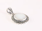 Ovale zilveren hanger met parelmoer en marcasiet afbeelding 2
