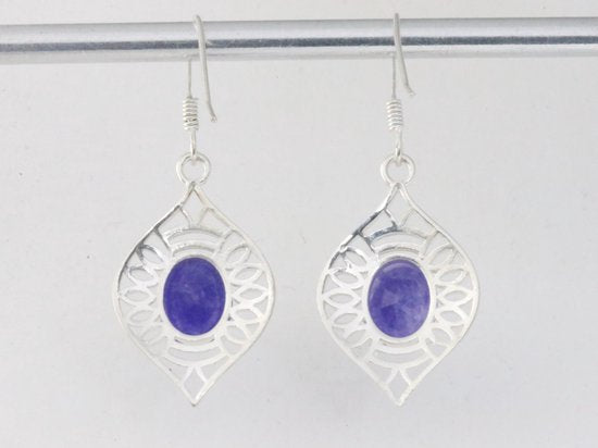 Opengewerkte zilveren oorbellen met blauwe saffier afbeelding 3