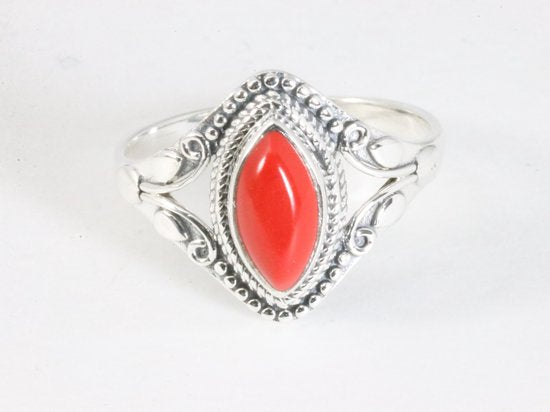 Fijne bewerkte zilveren ring met rode koraal steen afbeelding 4