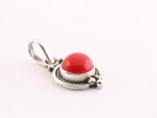 Fijne bewerkte zilveren hanger met rode koraal steen aan ketting afbeelding 2