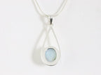 Opengewerkte zilveren hanger met larimar aan ketting afbeelding 3