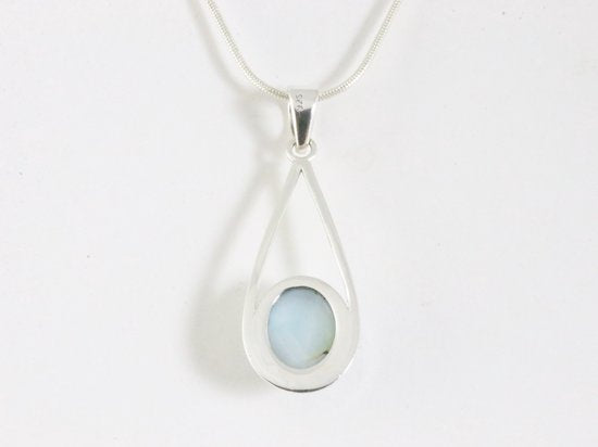 Opengewerkte zilveren hanger met larimar aan ketting afbeelding 3