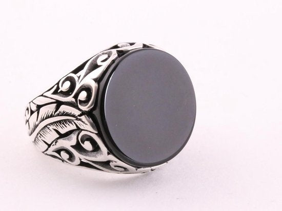 Ronde bewerkte zilveren herenring met onyx afbeelding 1