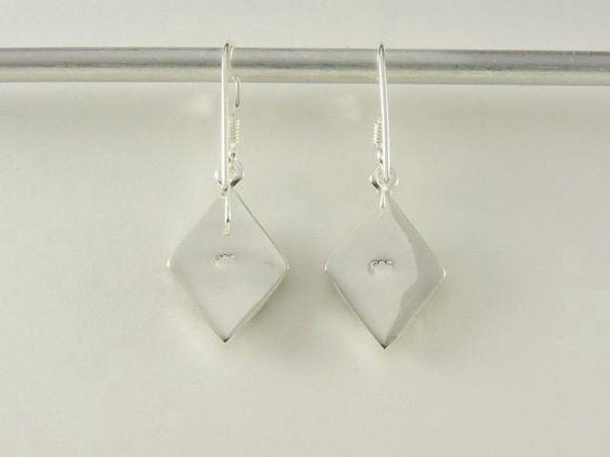 Ruitvormige zilveren oorbellen met onyx afbeelding 4
