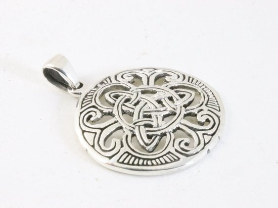 Ronde zilveren hanger met oneindige knoop aan ketting afbeelding 2