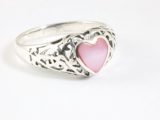 Opengewerkte zilveren ring met roze parelmoer hartje afbeelding 1