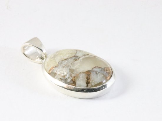 Ovale zilveren hanger met calciet aan ketting afbeelding 2