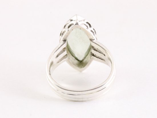 Bewerkte zilveren ring met groene amethist afbeelding 3