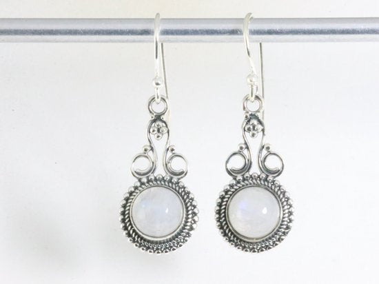 Bewerkte zilveren oorbellen met regenboog maansteen afbeelding 3
