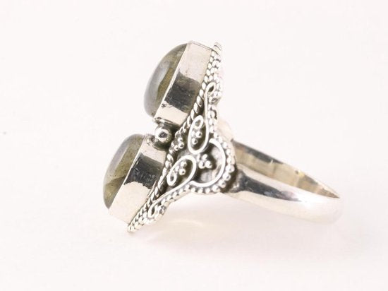 Bewerkte zilveren ring met labradoriet afbeelding 2