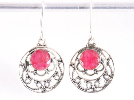 Ronde opengewerkte zilveren oorbellen met robijn afbeelding 4