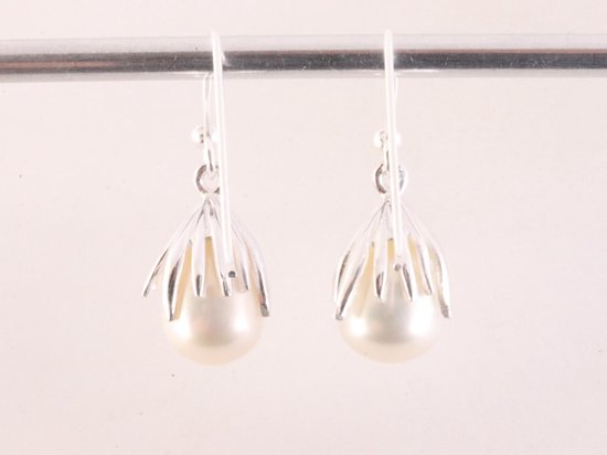 Hoogglans zilveren oorbellen met witte zoetwater parel afbeelding 3