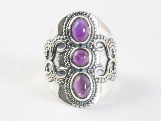Zware bewerkte zilveren ring met 3 amethist stenen afbeelding 4