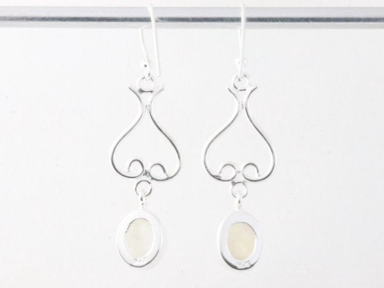 Lange zilveren oorbellen met regenboog maansteen afbeelding 3