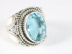 Bewerkte zilveren ring met blauwe topaas afbeelding 1