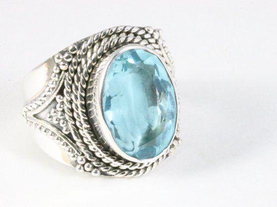 Bewerkte zilveren ring met blauwe topaas afbeelding 1