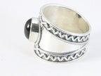Bewerkte zilveren ring met onyx afbeelding 2