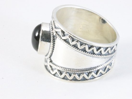 Bewerkte zilveren ring met onyx afbeelding 2