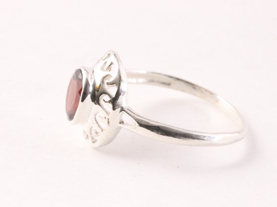 Fijne opengewerkte zilveren ring met granaat afbeelding 2